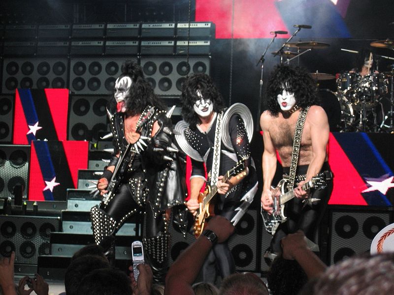 Детства жаркий поцелуй — KISS выступили в Москве!