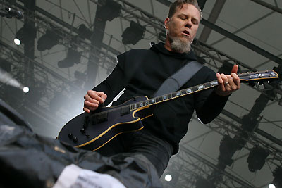 Вокалист группы Metallica был задержан в аэропорту за бороду