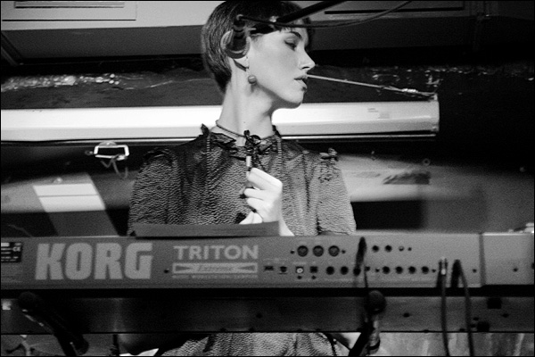 «Главное музыкальное открытие 2008 года на петербургской сцене» Nina Karlsson в московском клубе «Дума»