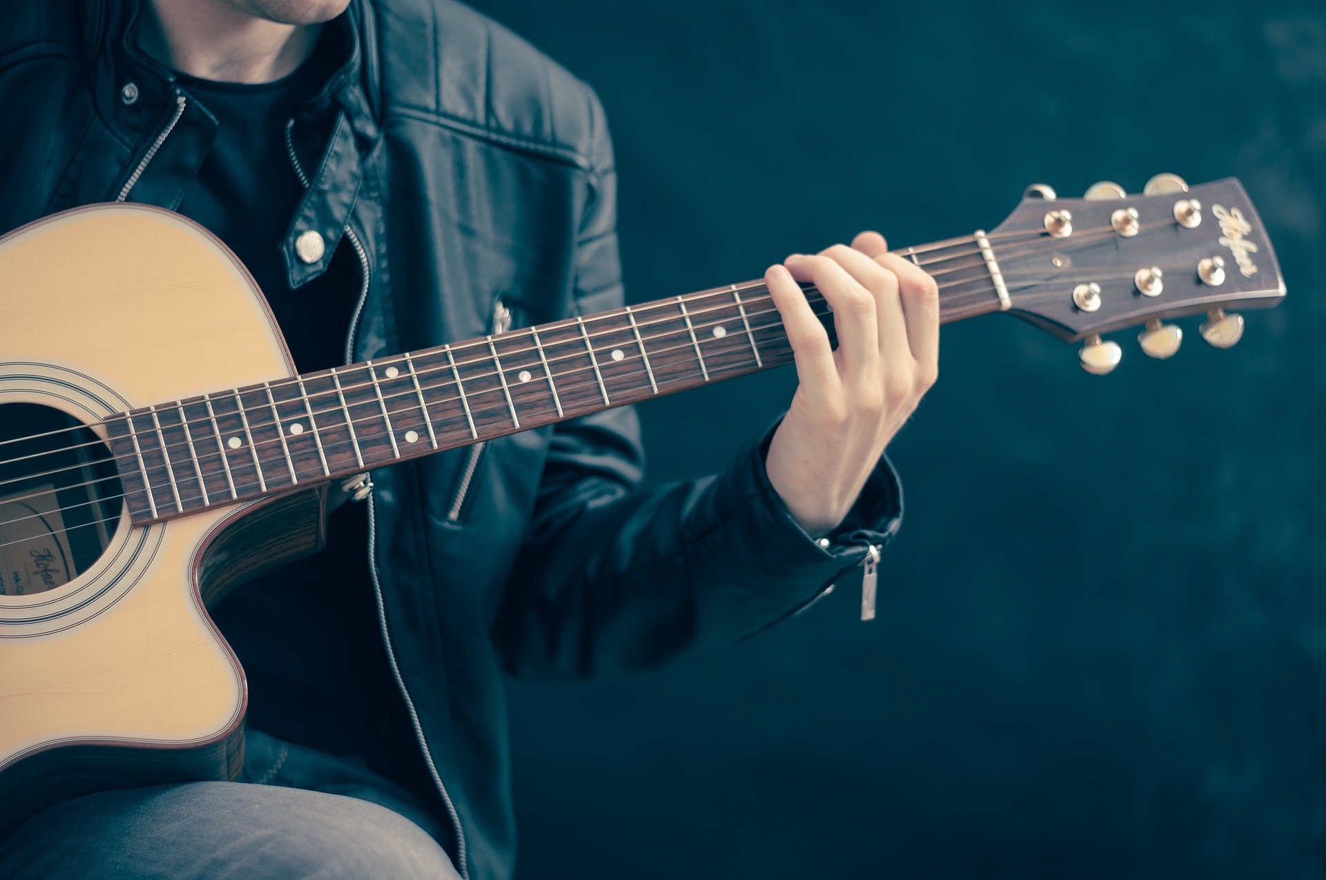 Как выбрать первую гитару для обучения и не ошибиться? Практические советы для новичков от музыкальной школы